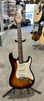 Fender - American Stratocaster, Rosewood Fingerboard, 3-Tone Sunburst